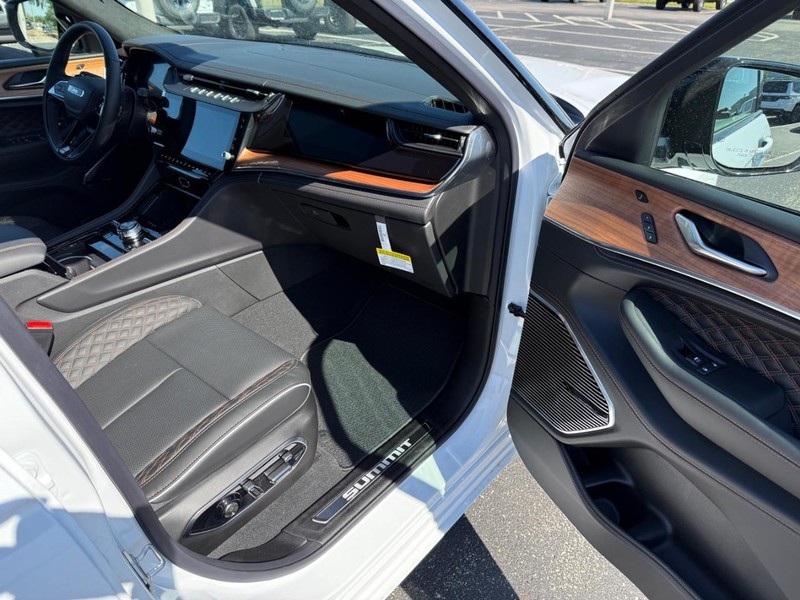 Jeep Grand Cherokee L Vehicle Full-screen Gallery Image 17