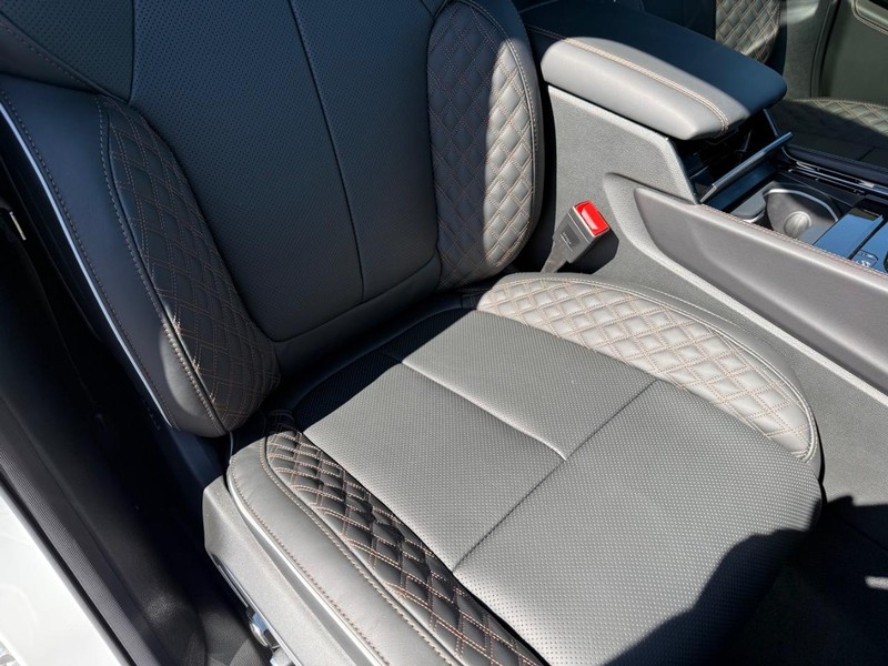 Jeep Grand Cherokee L Vehicle Full-screen Gallery Image 18
