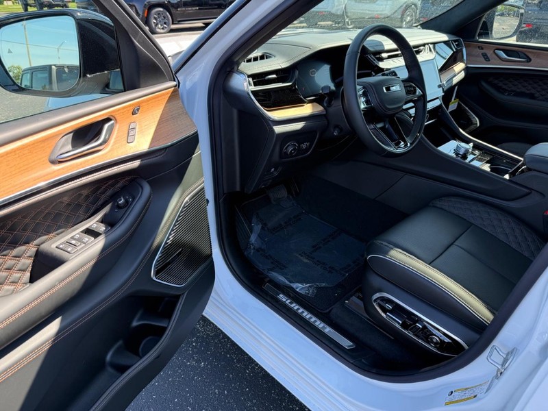 Jeep Grand Cherokee L Vehicle Full-screen Gallery Image 19