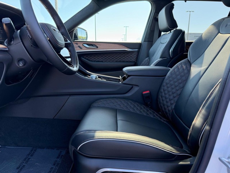 Jeep Grand Cherokee L Vehicle Full-screen Gallery Image 20