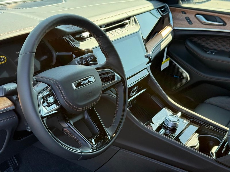 Jeep Grand Cherokee L Vehicle Full-screen Gallery Image 21