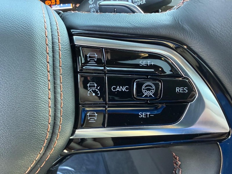Jeep Grand Cherokee L Vehicle Full-screen Gallery Image 23