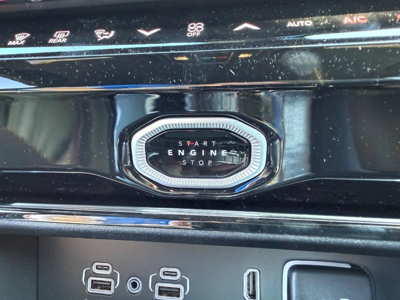 Jeep Grand Cherokee L Vehicle Full-screen Gallery Image 24