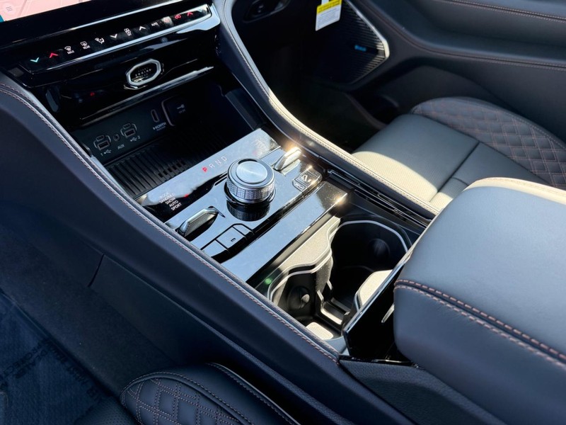 Jeep Grand Cherokee L Vehicle Full-screen Gallery Image 27