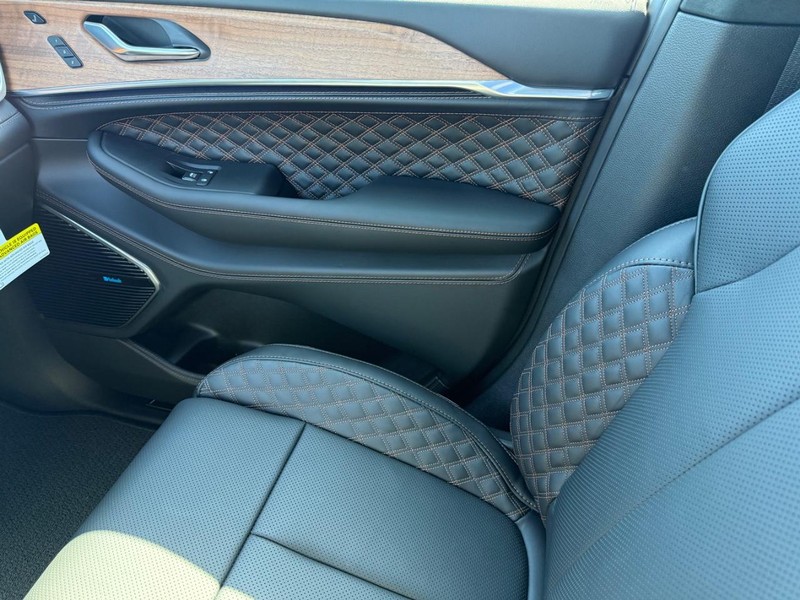 Jeep Grand Cherokee L Vehicle Full-screen Gallery Image 28