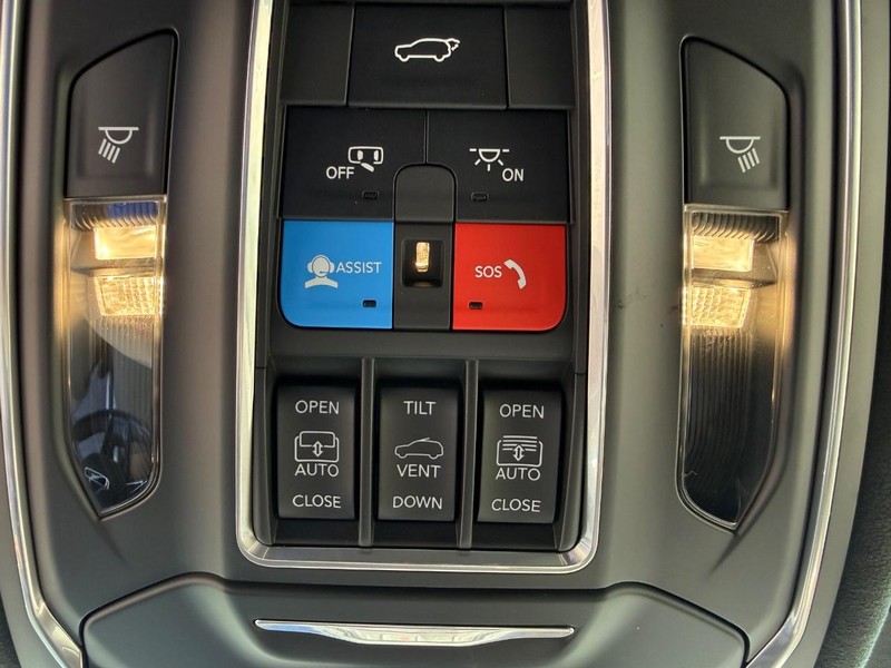 Jeep Grand Cherokee L Vehicle Full-screen Gallery Image 29