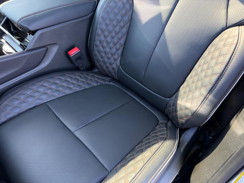Jeep Grand Cherokee L Vehicle Full-screen Gallery Image 32
