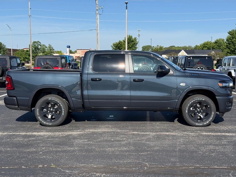 Ram 1500 Vehicle Full-screen Gallery Image 2