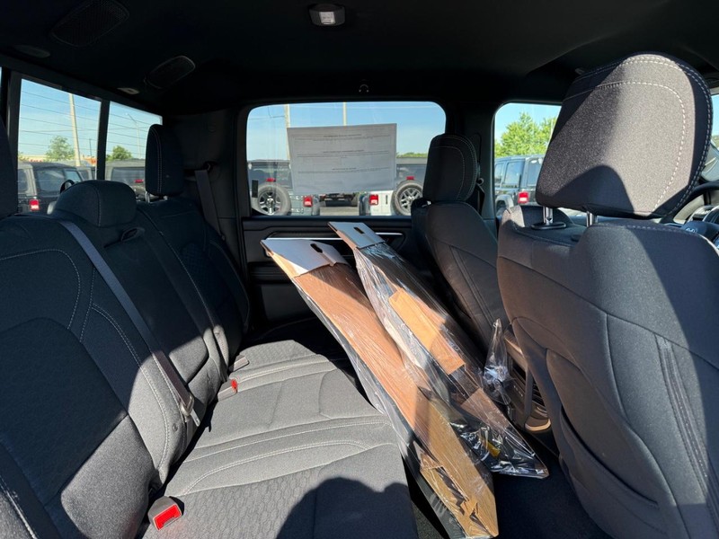 Ram 1500 Vehicle Full-screen Gallery Image 10
