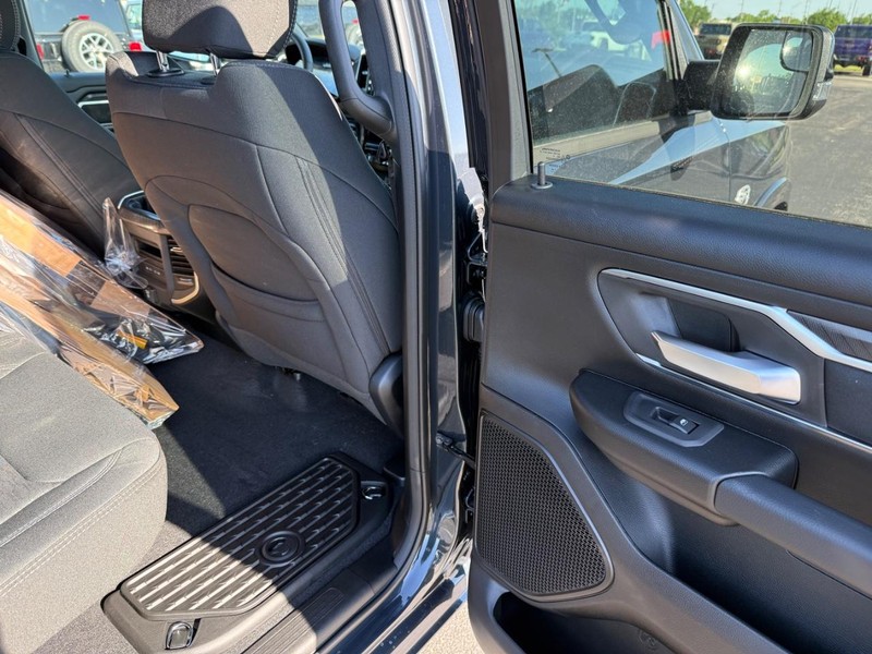 Ram 1500 Vehicle Full-screen Gallery Image 11