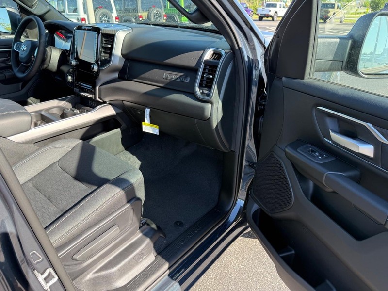 Ram 1500 Vehicle Full-screen Gallery Image 14
