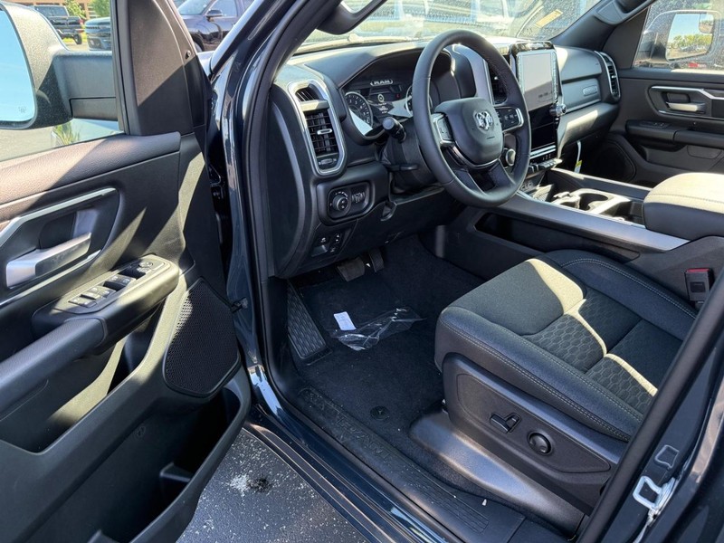 Ram 1500 Vehicle Full-screen Gallery Image 16