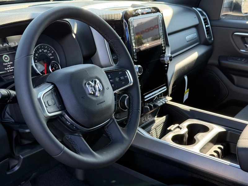 Ram 1500 Vehicle Full-screen Gallery Image 18