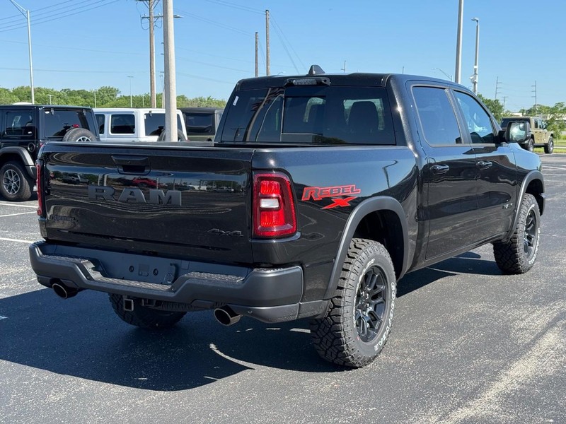 Ram 1500 Vehicle Full-screen Gallery Image 3
