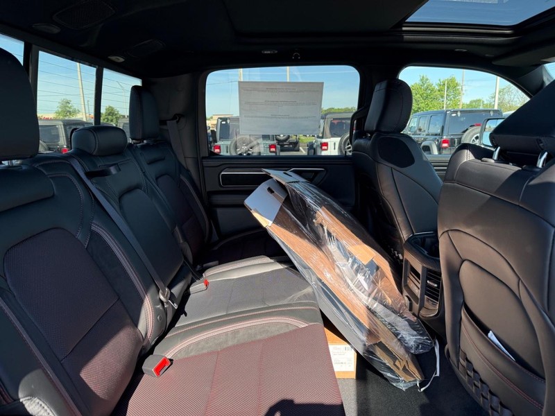 Ram 1500 Vehicle Full-screen Gallery Image 10