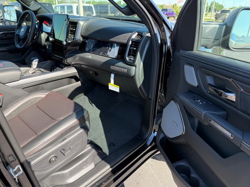 Ram 1500 Vehicle Full-screen Gallery Image 15
