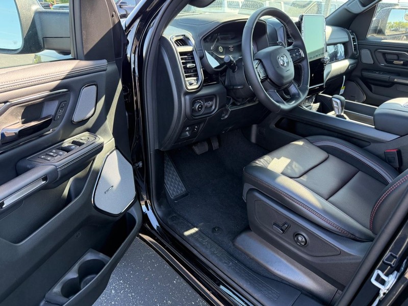 Ram 1500 Vehicle Full-screen Gallery Image 17