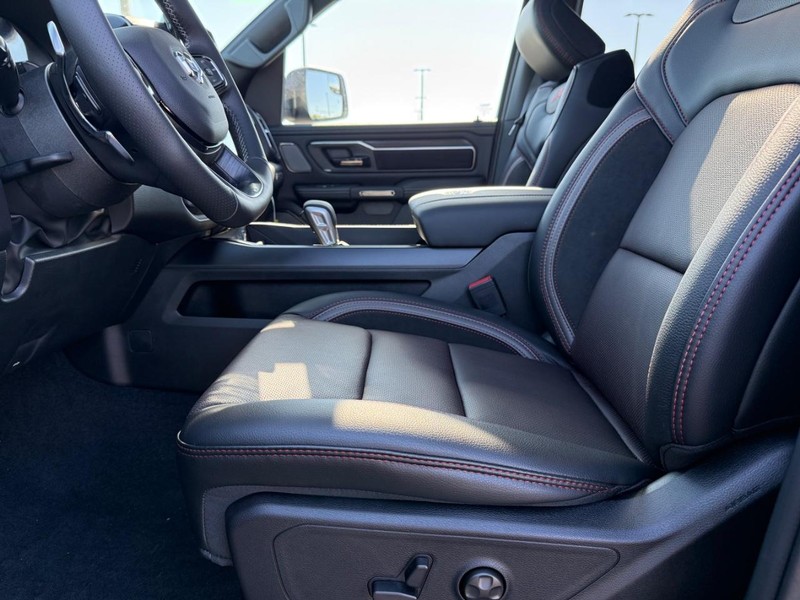 Ram 1500 Vehicle Full-screen Gallery Image 18