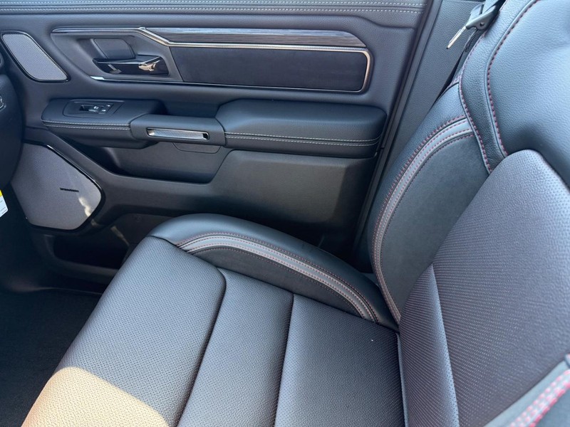 Ram 1500 Vehicle Full-screen Gallery Image 27