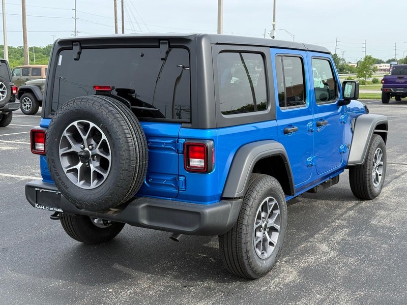 Jeep Wrangler Vehicle Full-screen Gallery Image 3