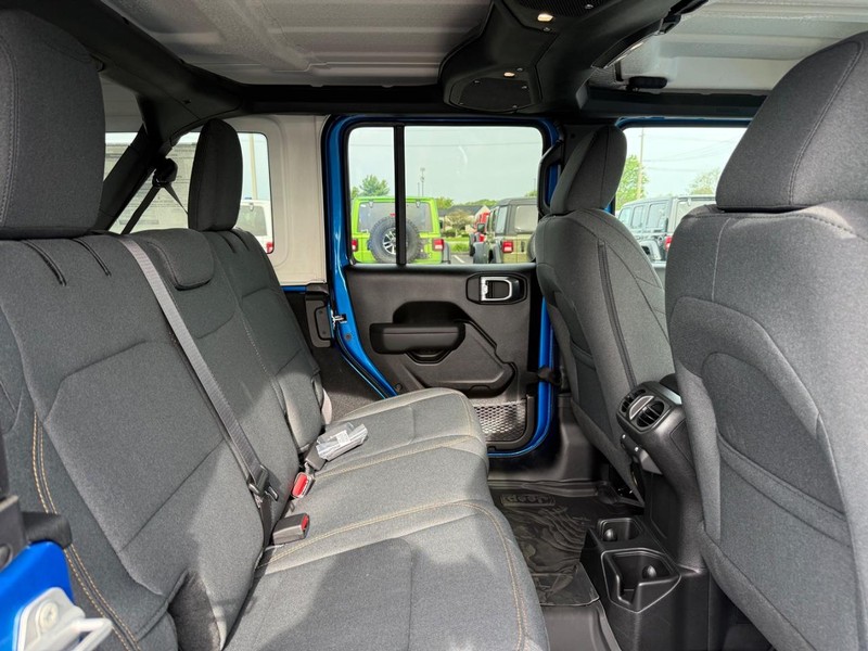 Jeep Wrangler Vehicle Full-screen Gallery Image 11
