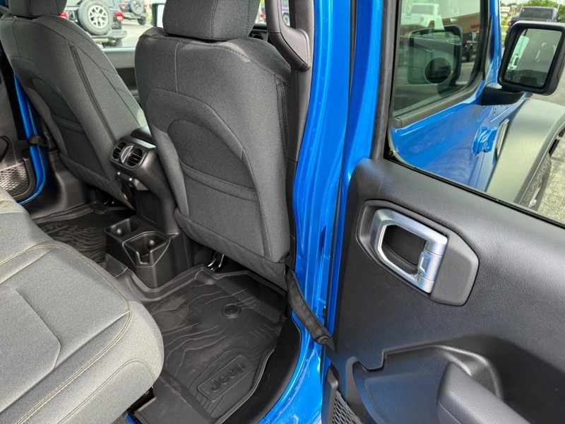 Jeep Wrangler Vehicle Full-screen Gallery Image 12
