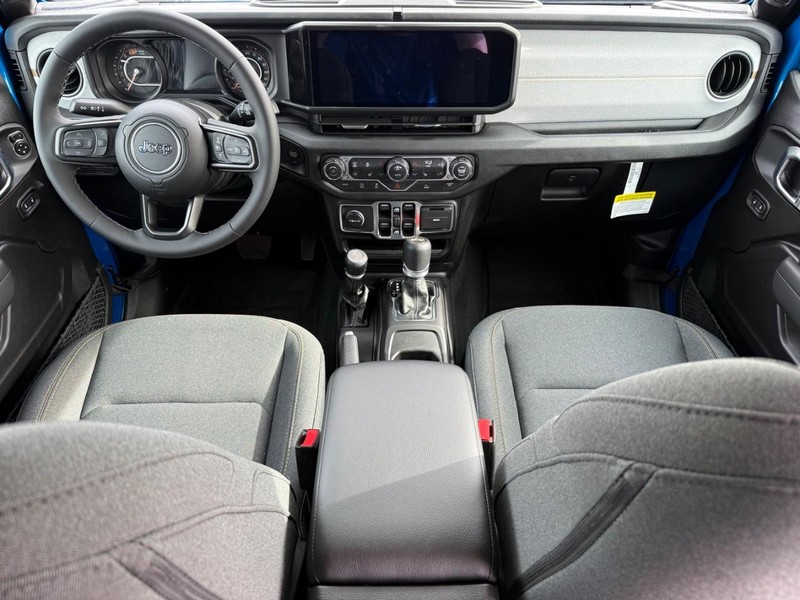 Jeep Wrangler Vehicle Full-screen Gallery Image 13