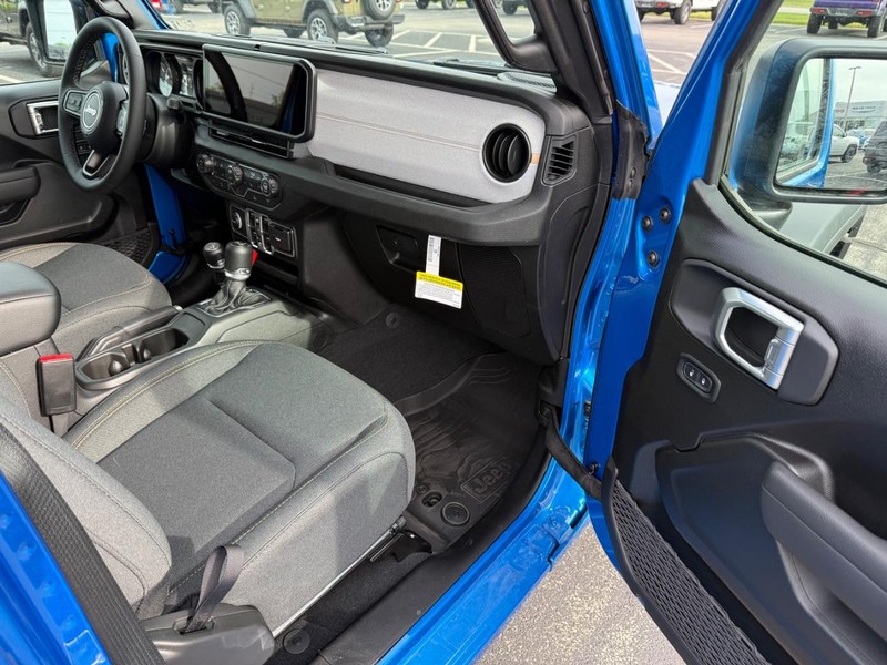Jeep Wrangler Vehicle Full-screen Gallery Image 15