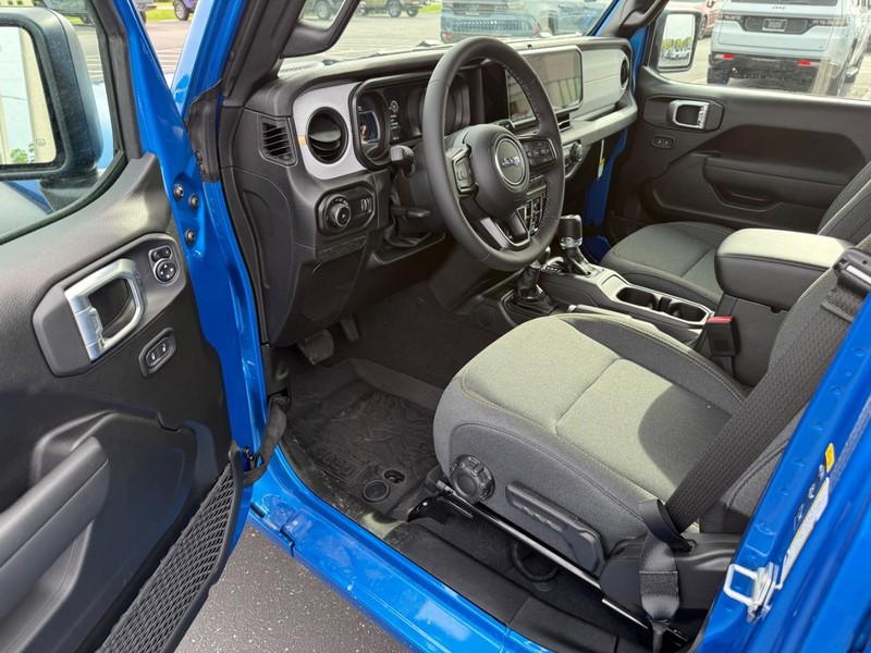 Jeep Wrangler Vehicle Full-screen Gallery Image 17