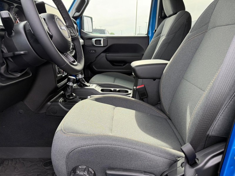 Jeep Wrangler Vehicle Full-screen Gallery Image 18