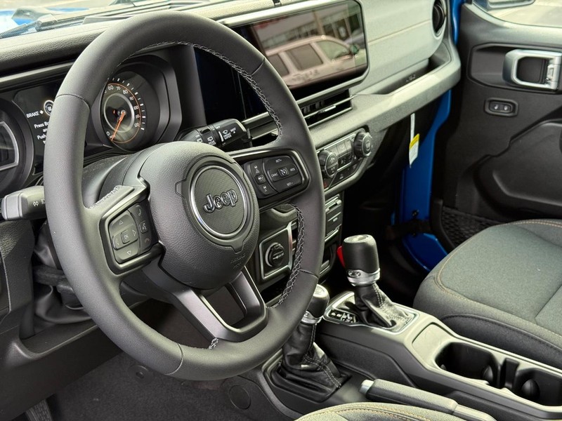 Jeep Wrangler Vehicle Full-screen Gallery Image 19