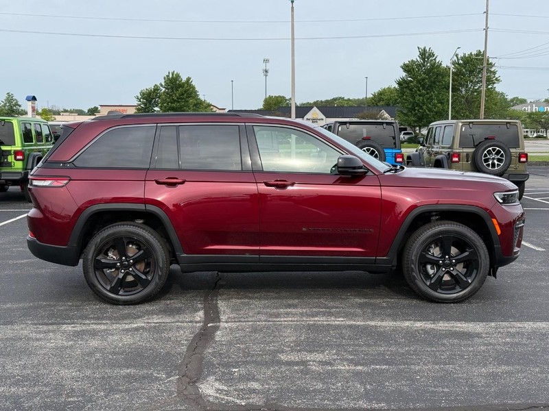 Jeep Grand Cherokee Vehicle Full-screen Gallery Image 2