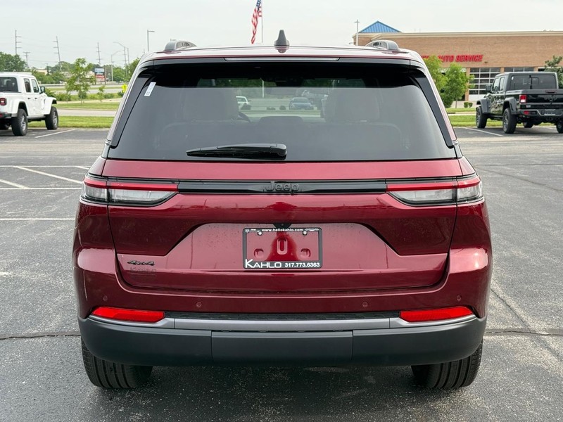 Jeep Grand Cherokee Vehicle Full-screen Gallery Image 4