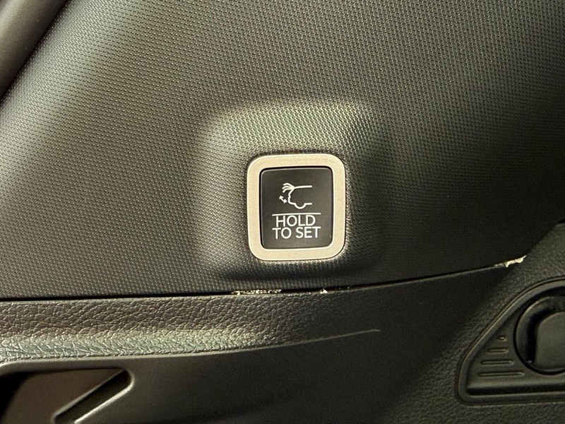 Jeep Grand Cherokee Vehicle Full-screen Gallery Image 8
