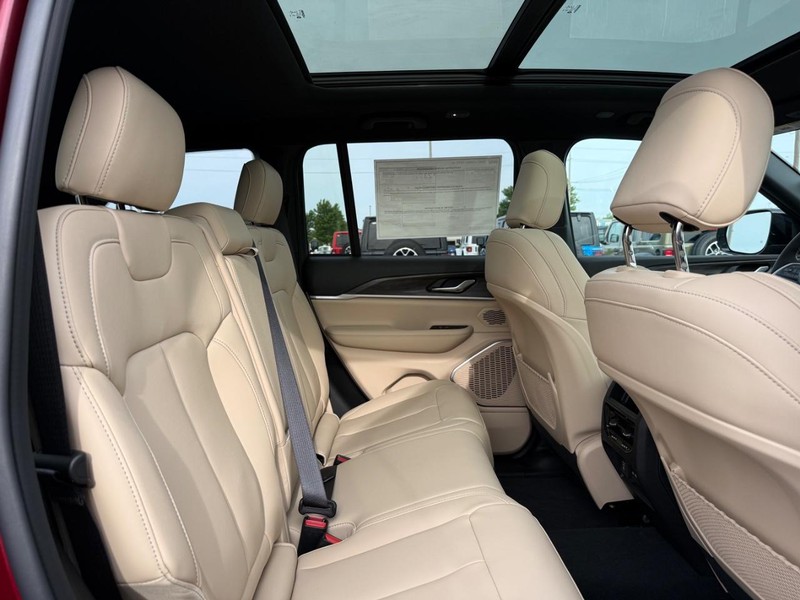 Jeep Grand Cherokee Vehicle Full-screen Gallery Image 12