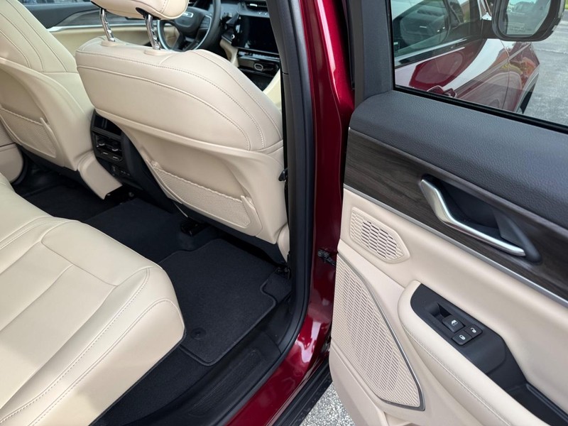 Jeep Grand Cherokee Vehicle Full-screen Gallery Image 13