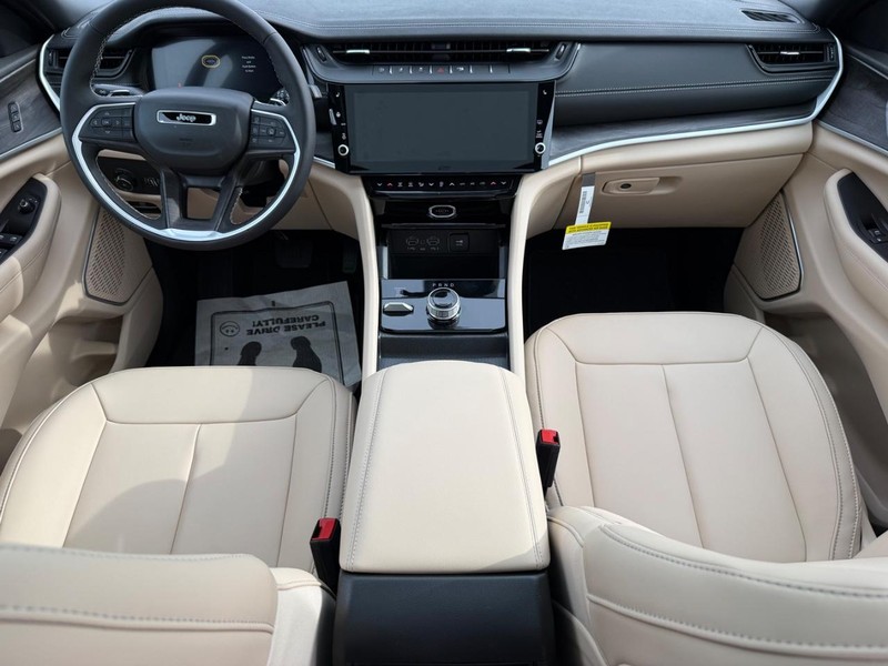 Jeep Grand Cherokee Vehicle Full-screen Gallery Image 15