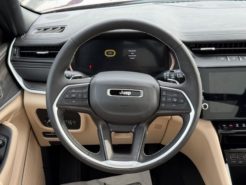 Jeep Grand Cherokee Vehicle Full-screen Gallery Image 16