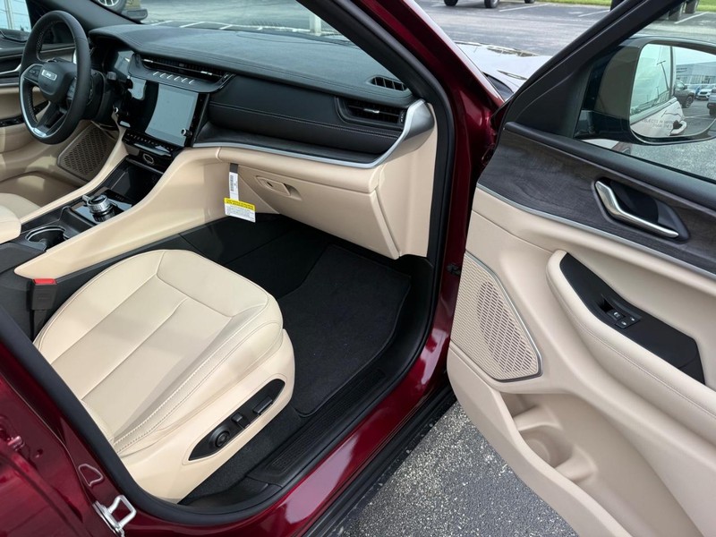 Jeep Grand Cherokee Vehicle Full-screen Gallery Image 17