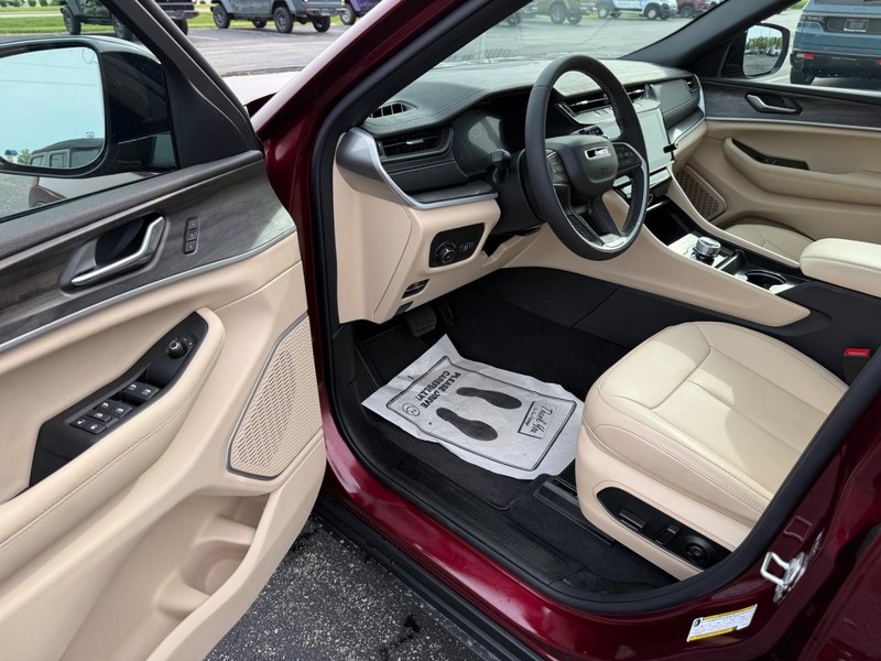 Jeep Grand Cherokee Vehicle Full-screen Gallery Image 19