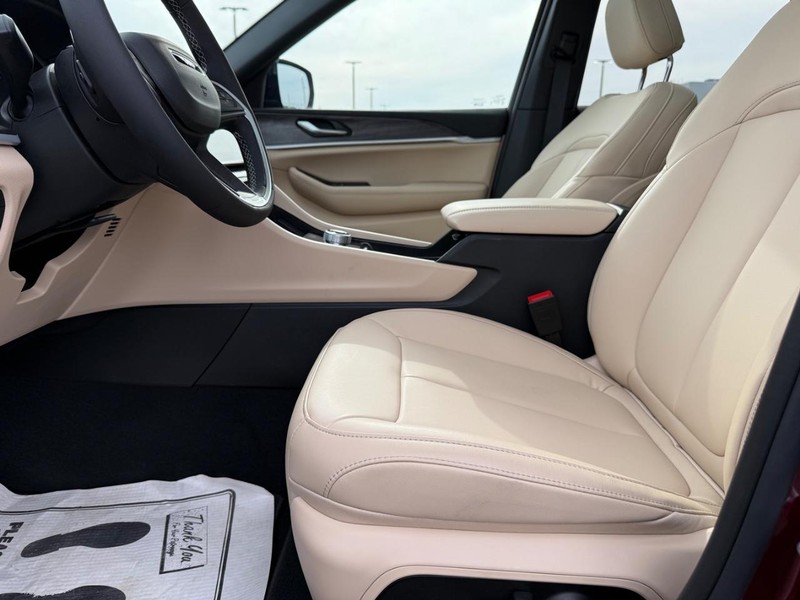 Jeep Grand Cherokee Vehicle Full-screen Gallery Image 20
