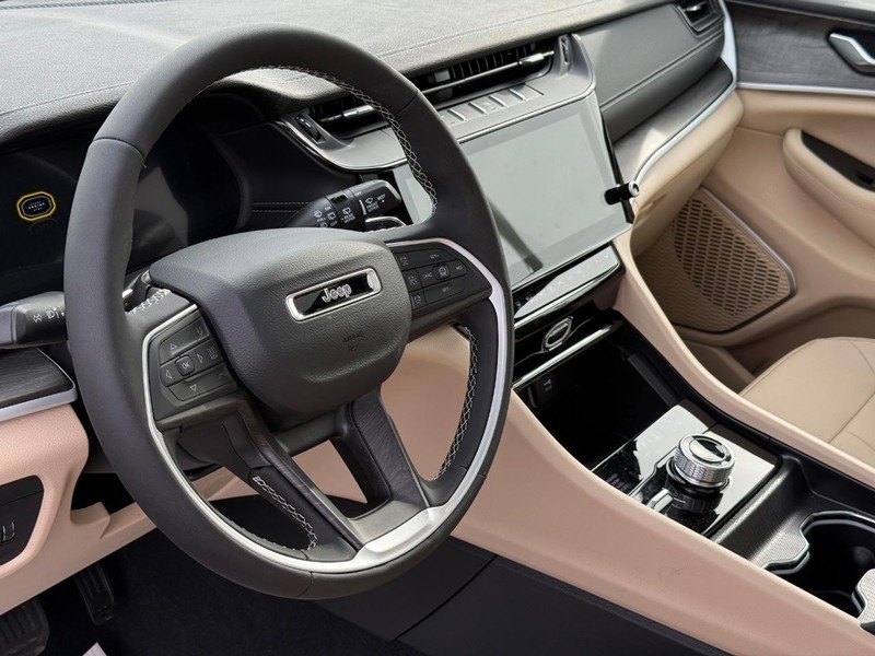 Jeep Grand Cherokee Vehicle Full-screen Gallery Image 21