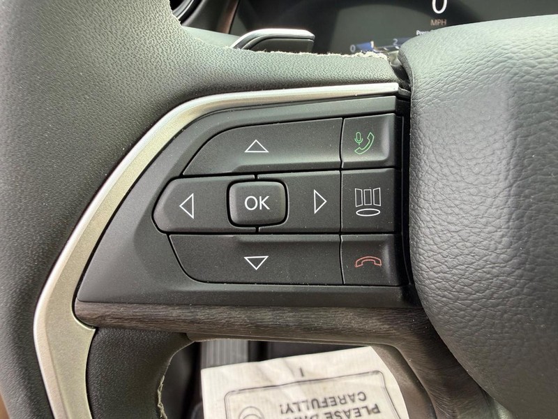Jeep Grand Cherokee Vehicle Full-screen Gallery Image 22
