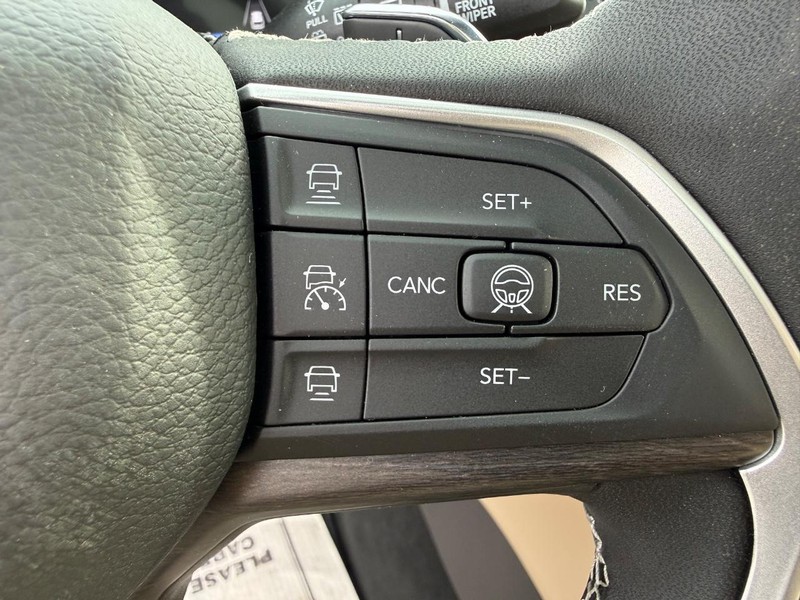 Jeep Grand Cherokee Vehicle Full-screen Gallery Image 23
