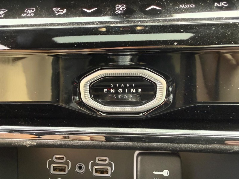 Jeep Grand Cherokee Vehicle Full-screen Gallery Image 24