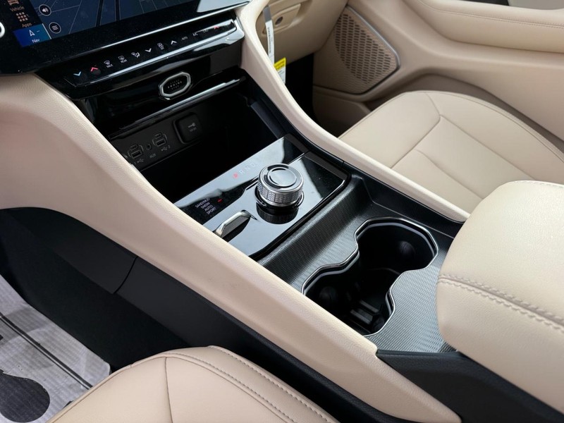 Jeep Grand Cherokee Vehicle Full-screen Gallery Image 27