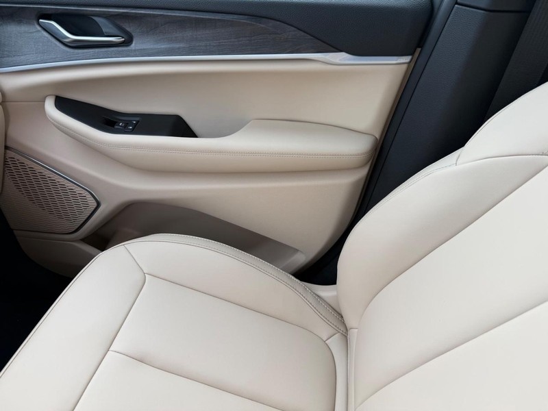 Jeep Grand Cherokee Vehicle Full-screen Gallery Image 28
