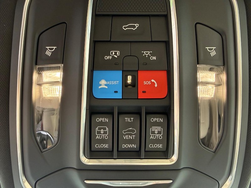 Jeep Grand Cherokee Vehicle Full-screen Gallery Image 29