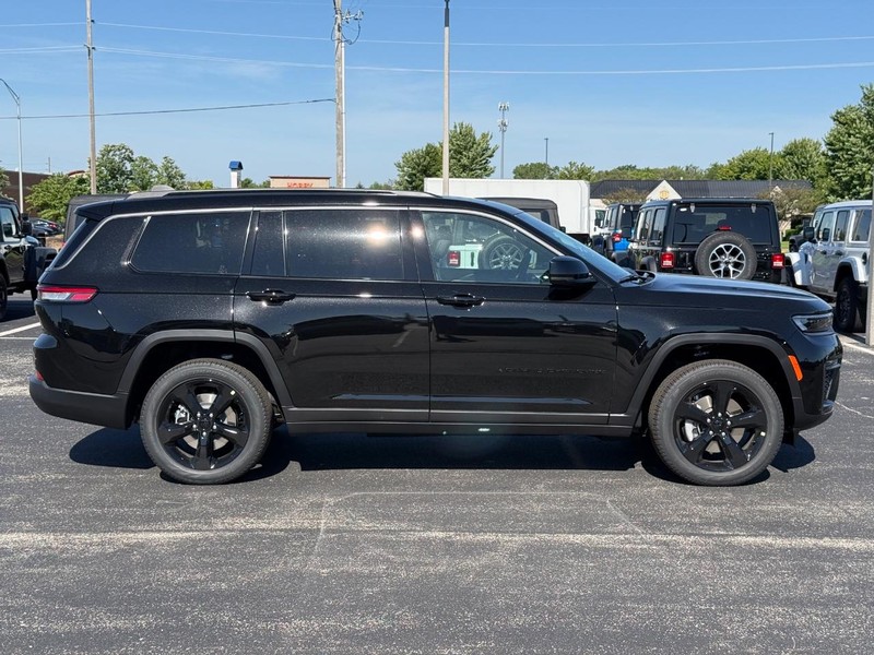 Jeep Grand Cherokee L Vehicle Full-screen Gallery Image 2