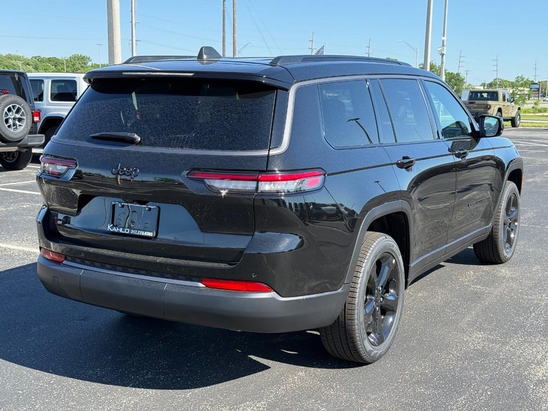 Jeep Grand Cherokee L Vehicle Full-screen Gallery Image 3